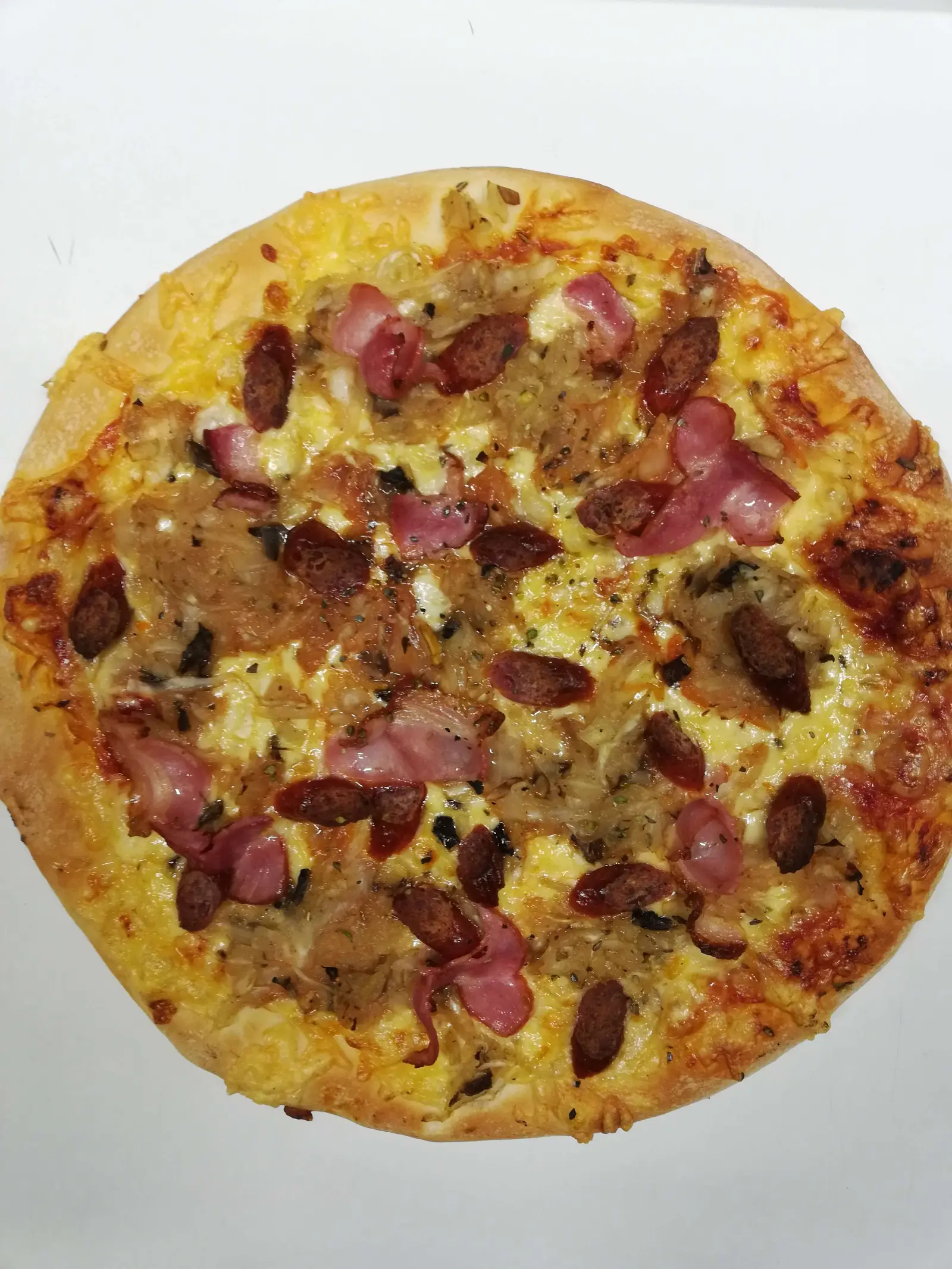 Pizza z boczkiem i plasterkami kiełbasy