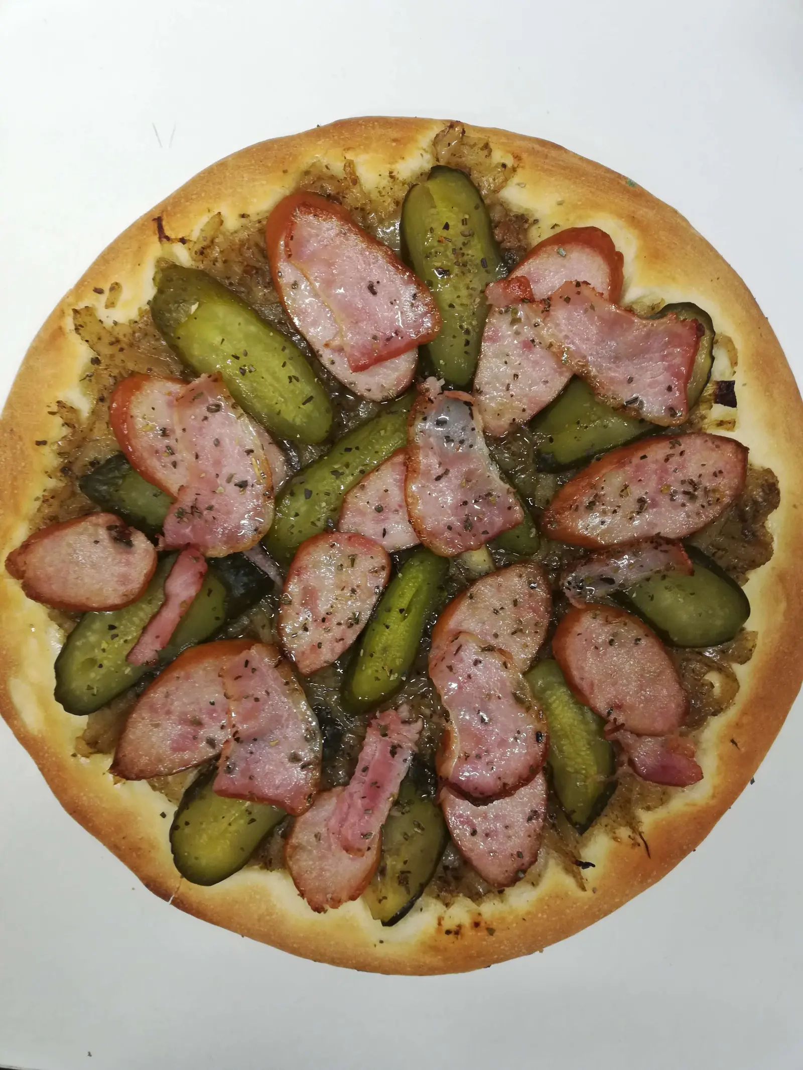 Pizza z plastrami kiełbasy, ogórkami kiszonymi i smażoną cebulą